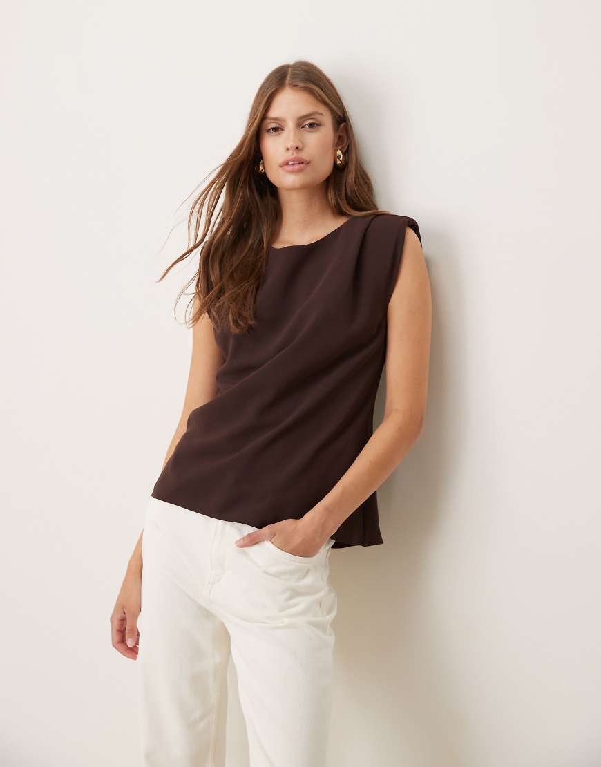 Sleeveless blouse in brown