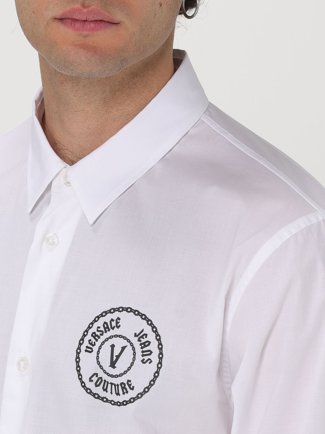 Chain V-Emblem shirt - White