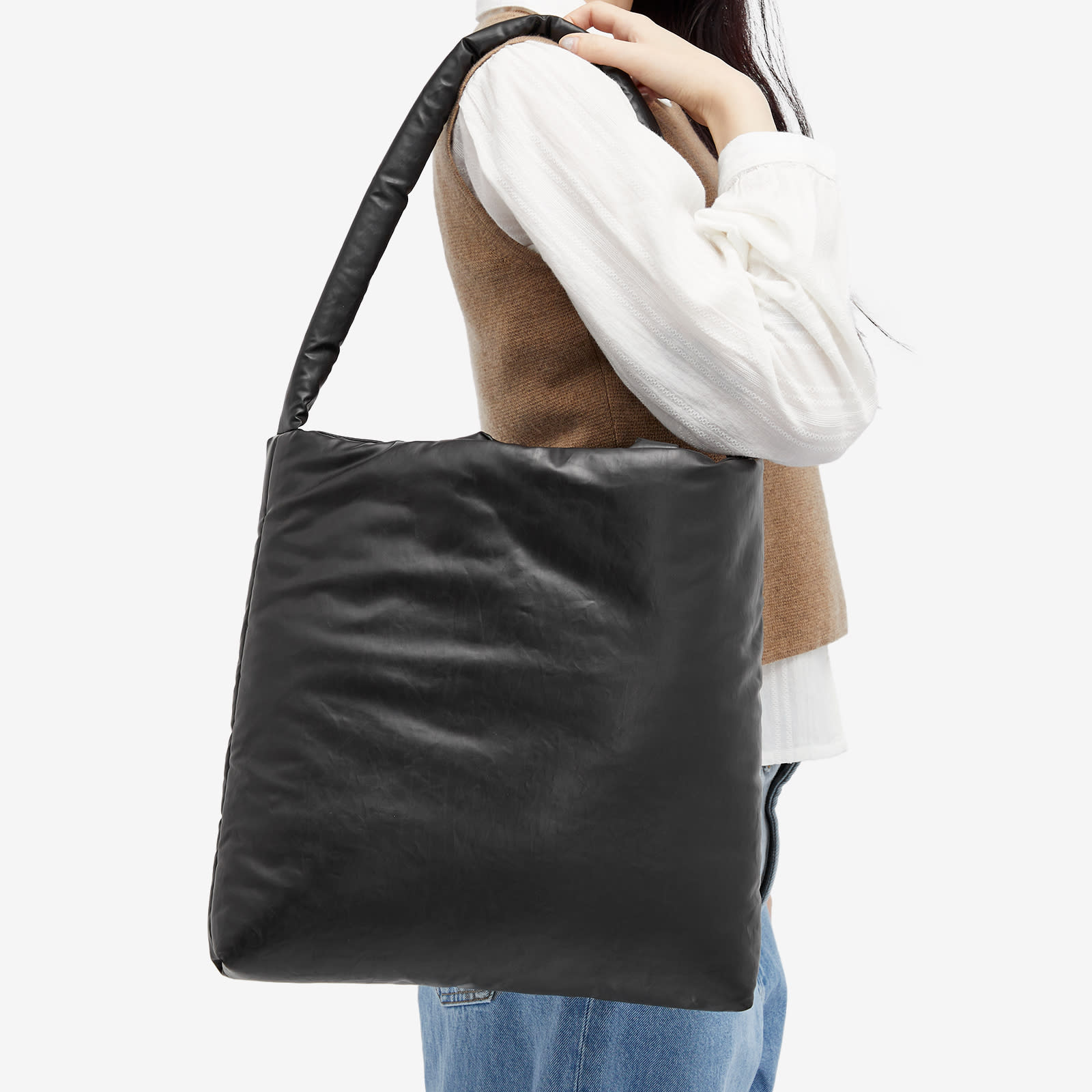 Women's kassl Pillow Medium Oil Bag in Black 