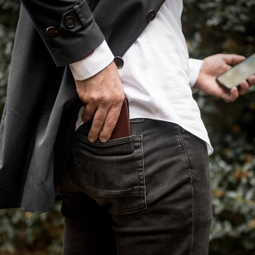 Bifold Wallet - Brown Smart Slim Bifold Wallet for Men Magnetic Cardholder Trackable Card Holder Premium Leather Wallet RFID Blocking