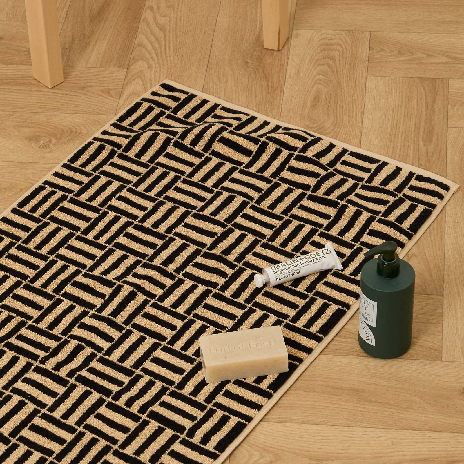 BAINA Saroma Bath Mat in Sand & Noir - Black.  a