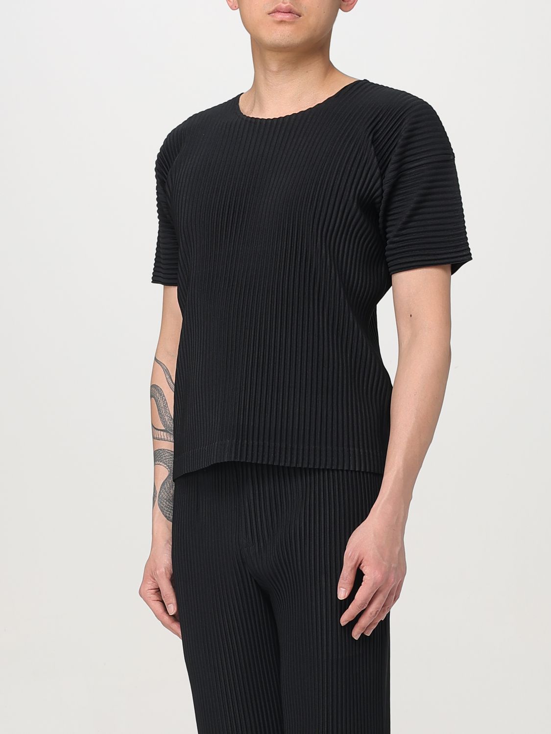 T-Shirt HOMME PLISSE' ISSEY MIYAKE Men color Black