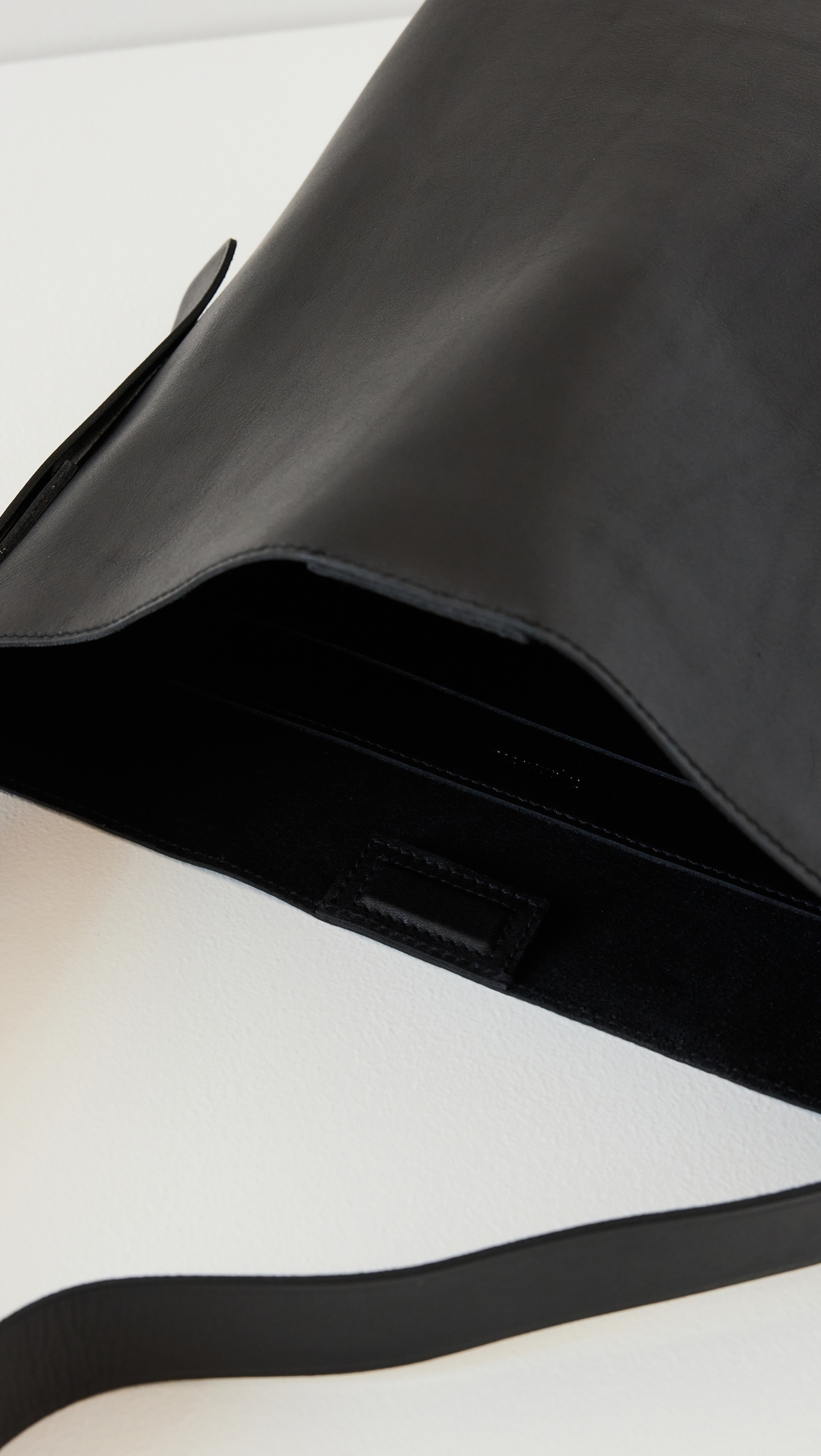 The Essential Bucket Tote in Leather True Black One Size
