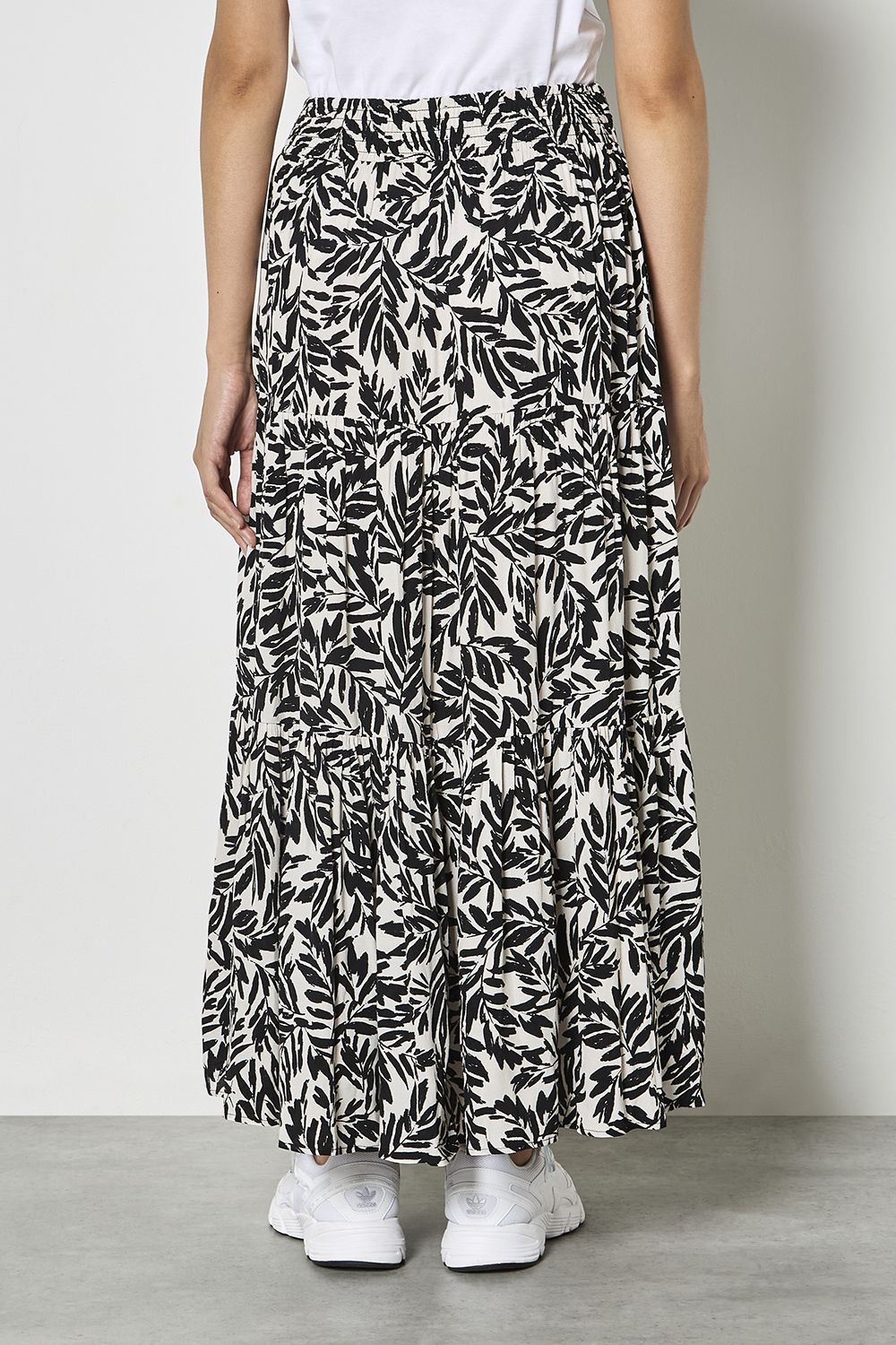 Apricot Women's Leaf Print Tiered Midi Skirt in Black