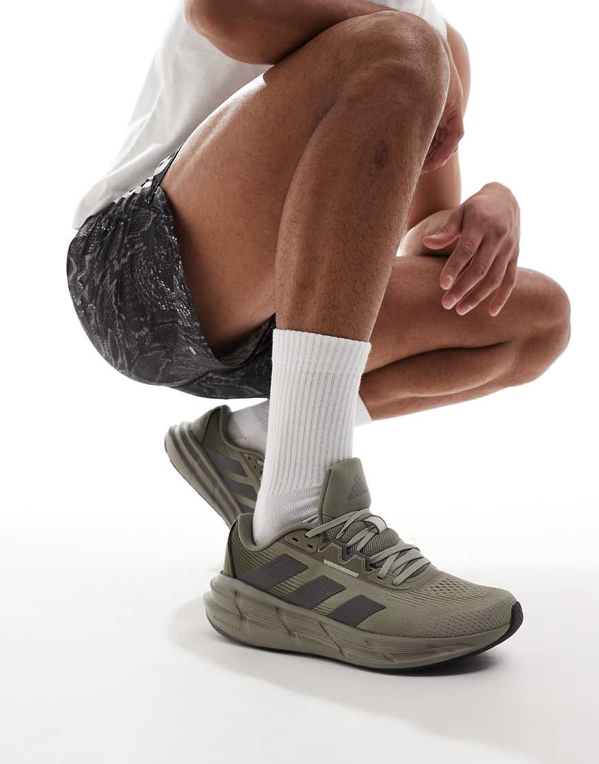 Adidas Running Questar 3 trainers in olive-Grey