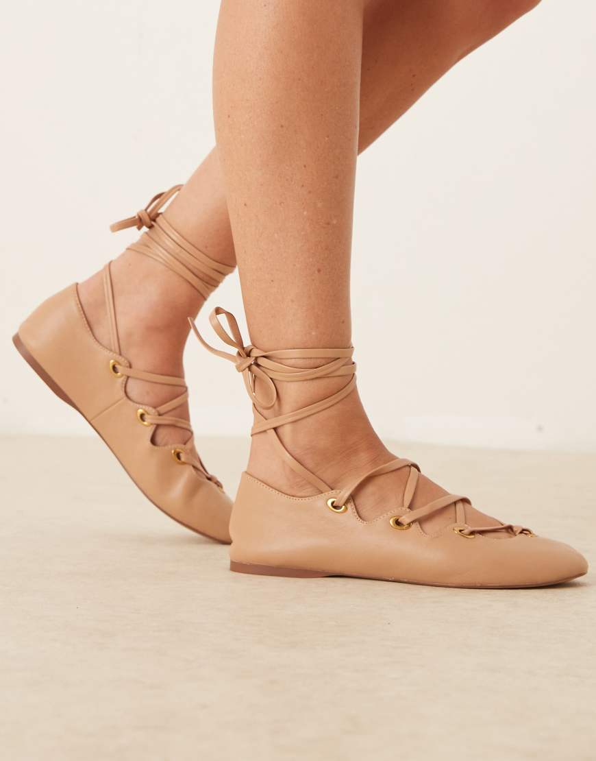 Leather lace up flat shoe in pink
