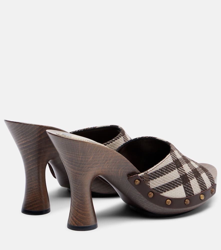 Check sandals