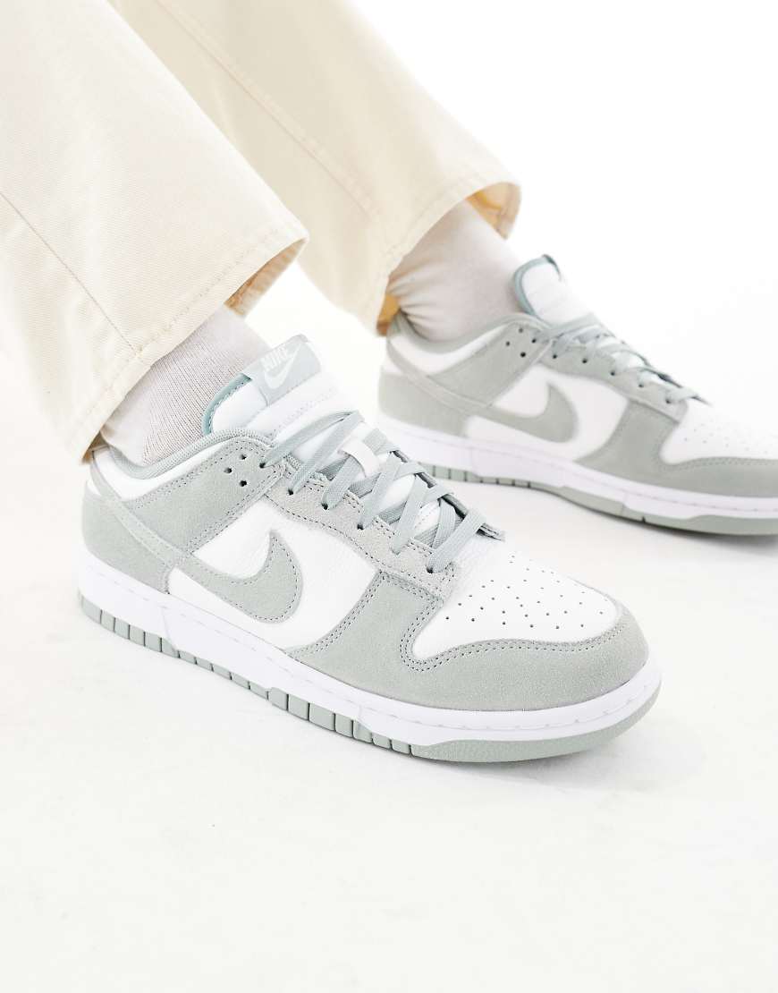 Dunk Low Retro SE sneakers in gray and white