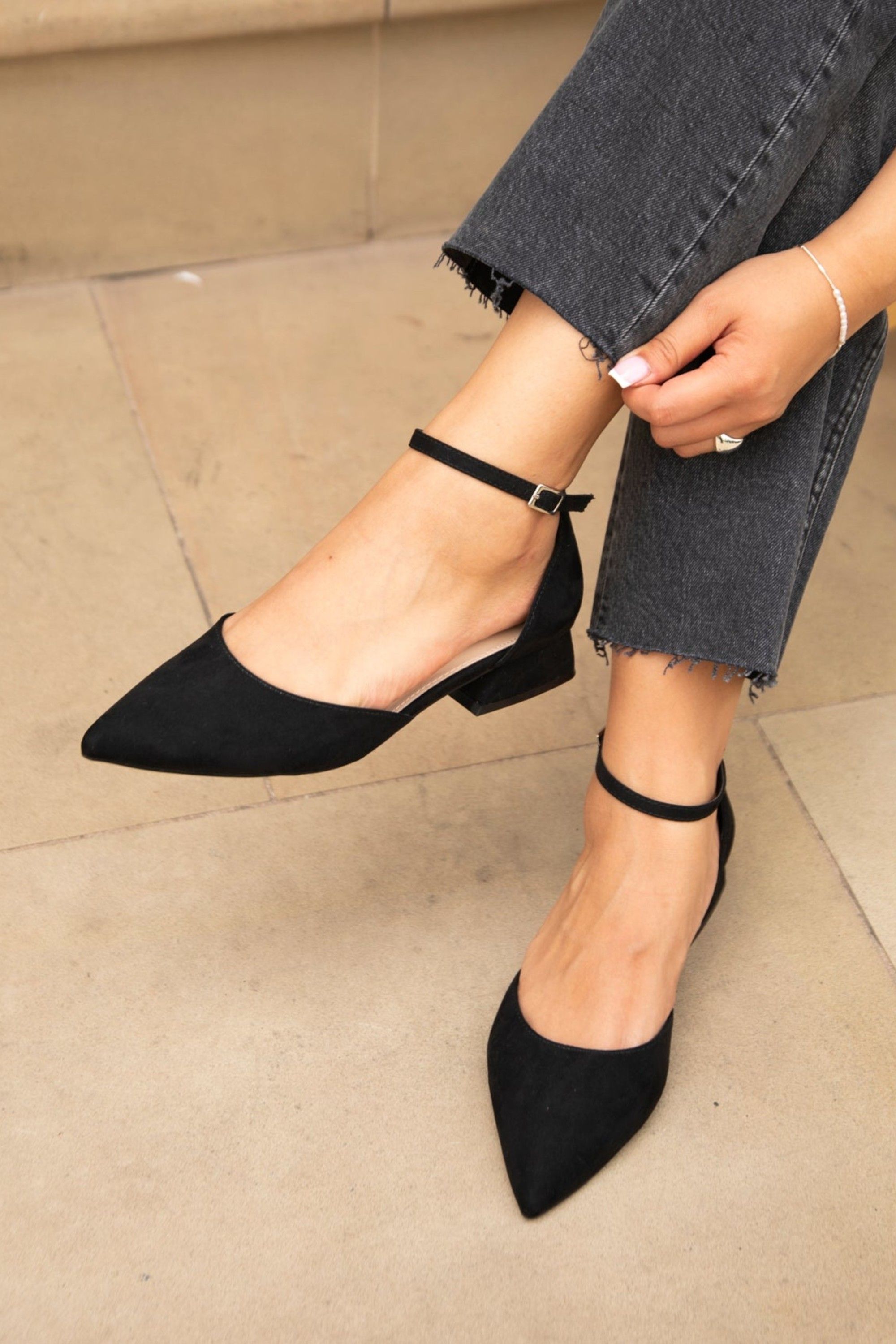 Linzi Dolly Wide Fit Black Faux Suede Low Court Hee