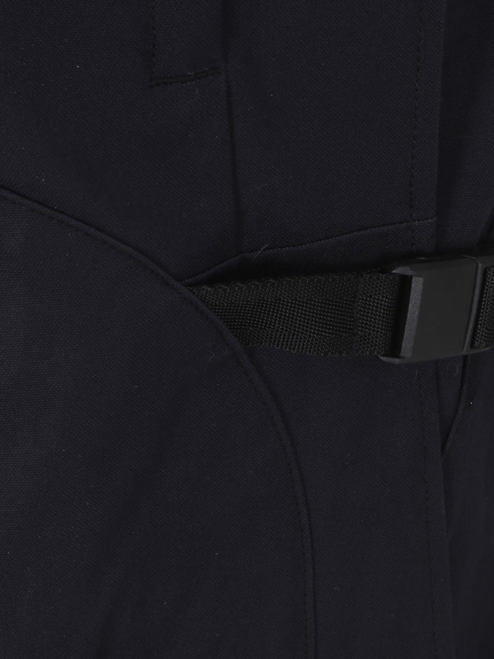 Buckle-fastening V-neck gilet