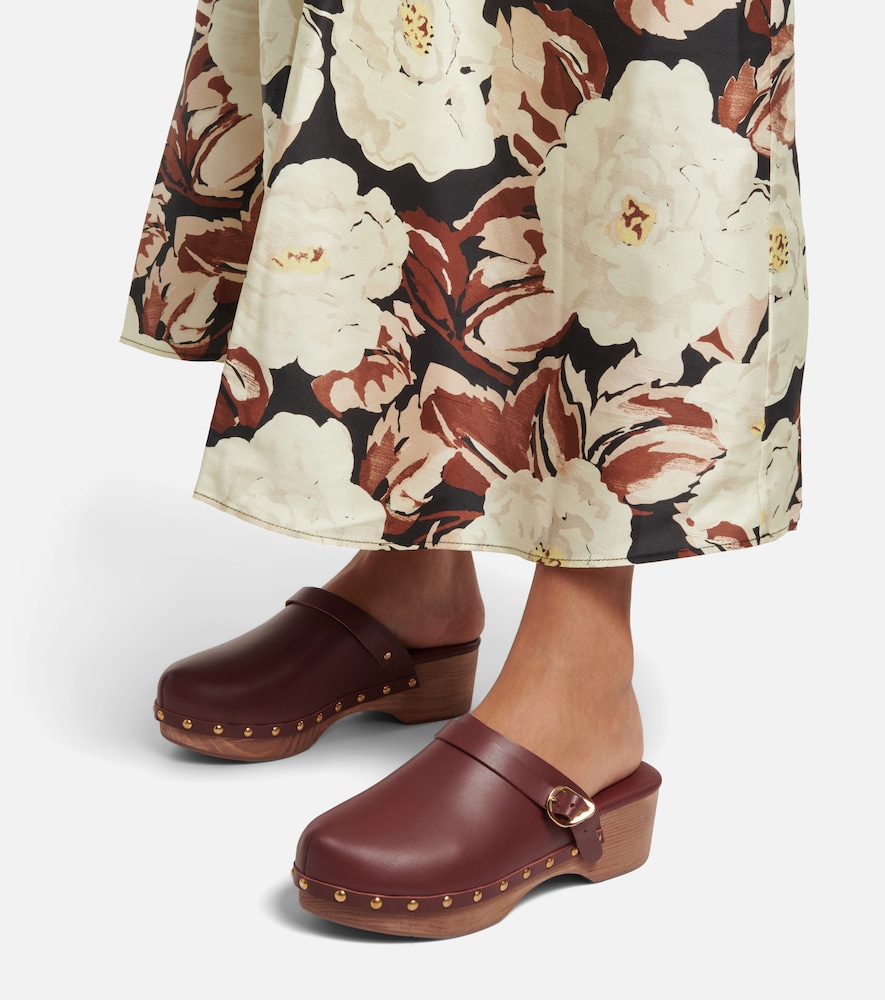 Classic Closed leather clogs