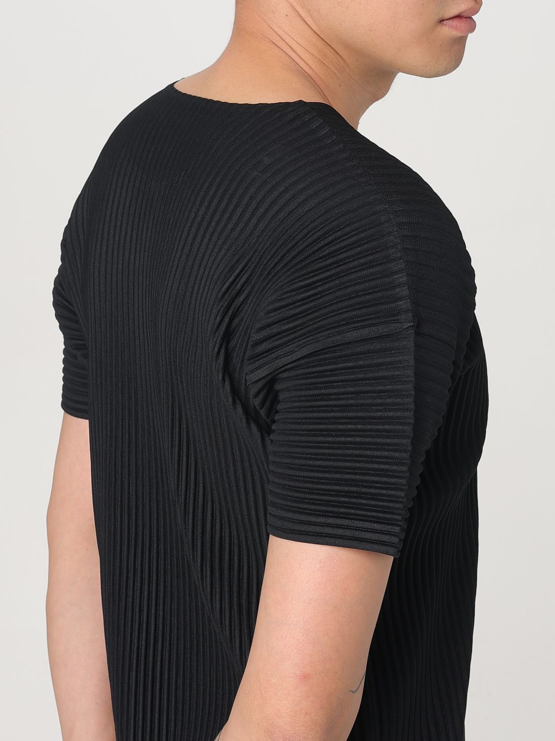 T-Shirt HOMME PLISSE' ISSEY MIYAKE Men color Black