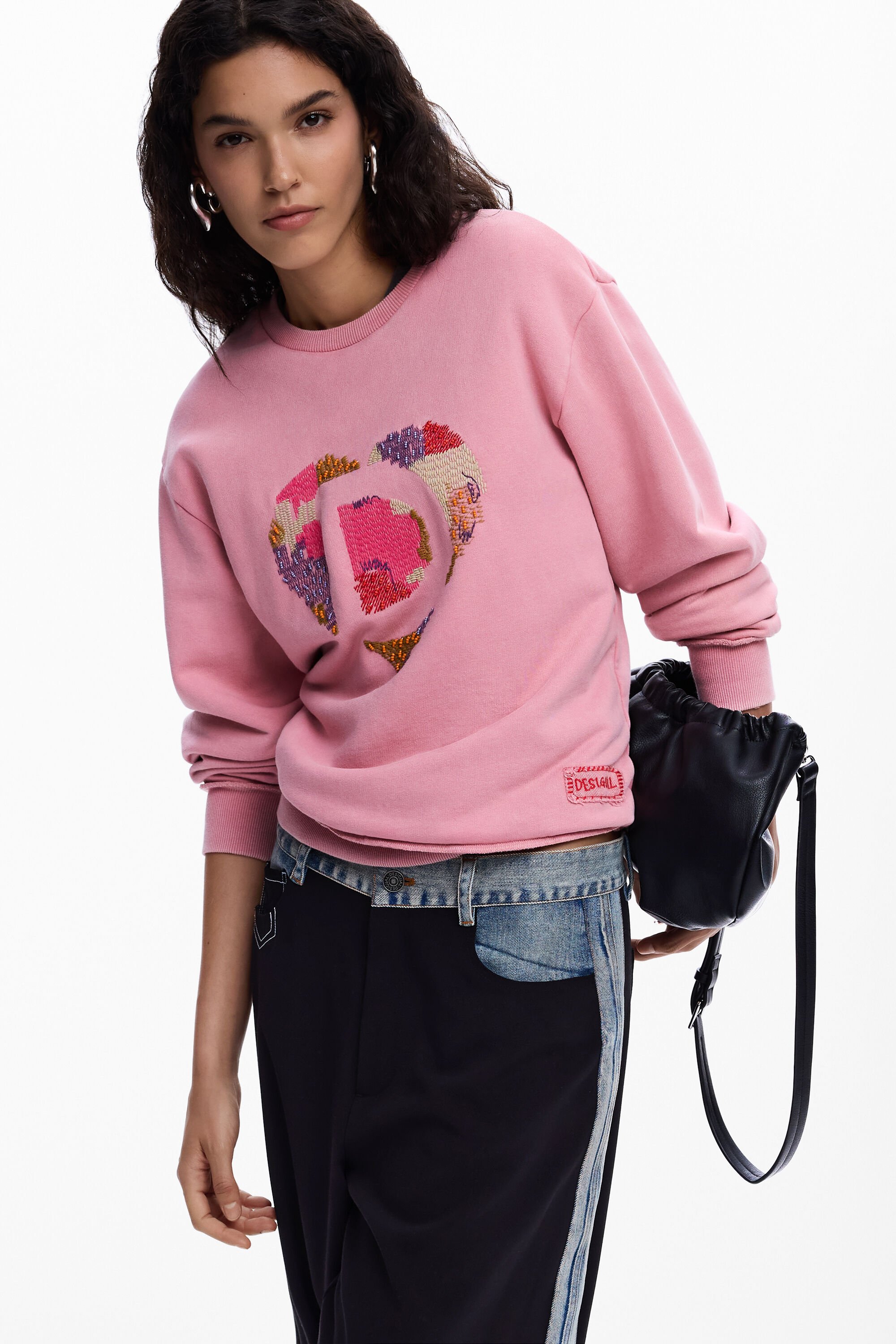 Sweatshirt with logo bead
