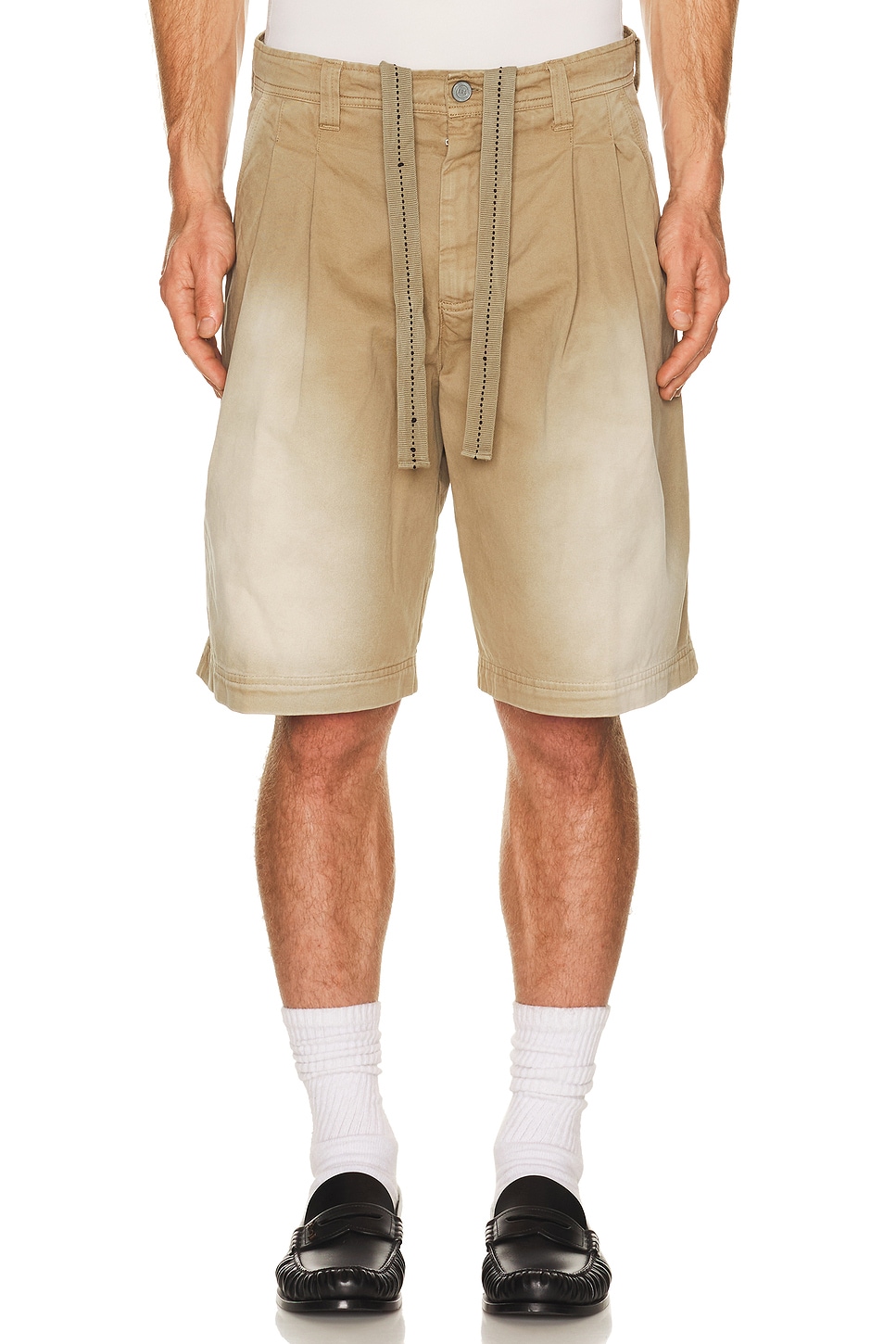 ERL Unisex Pleated Chino Shorts Woven in Beige - Beige. M also in XL/1X