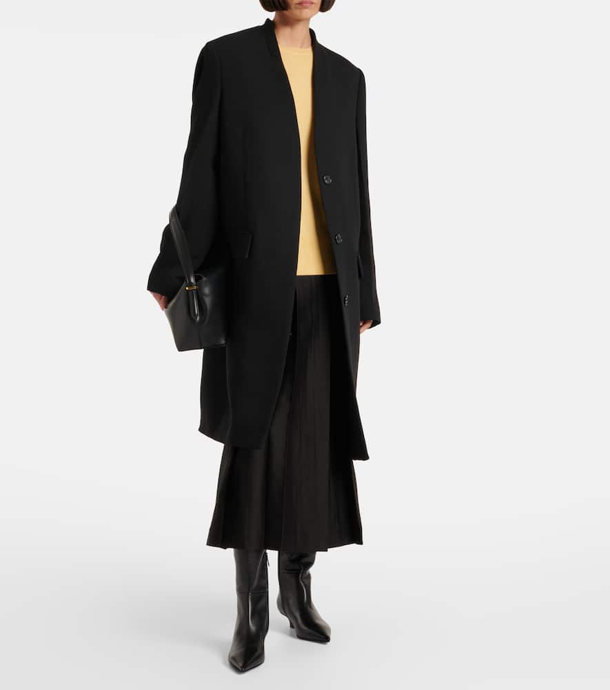 Deep pleated coat