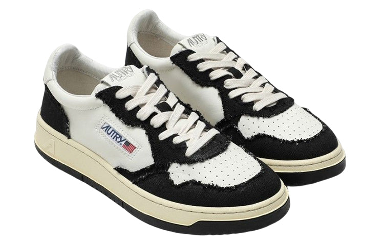 Medalist Low Goatskin 'White Black'