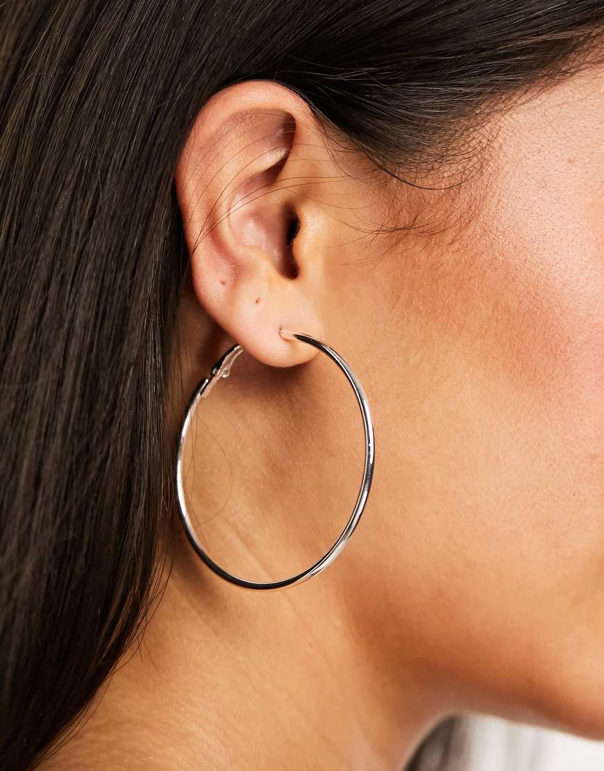 Medium simple hoop earrings in silver