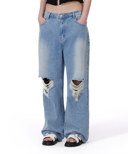 Baddie cutting denim pants blue