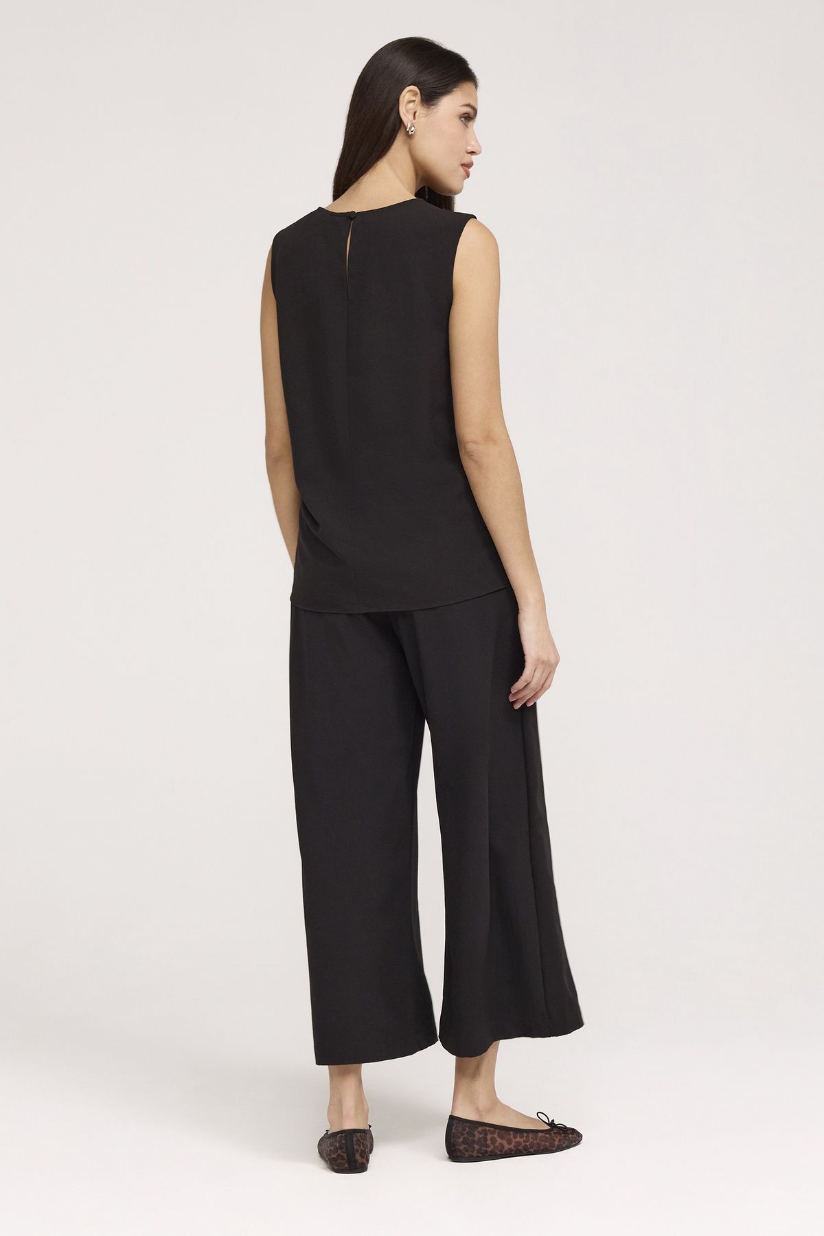 Finery London Women's Vallie Sleeveless Round Neck Vest in Black