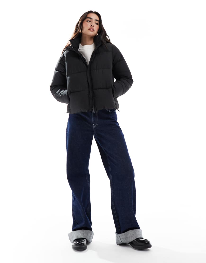 Cropped puffer coat in black