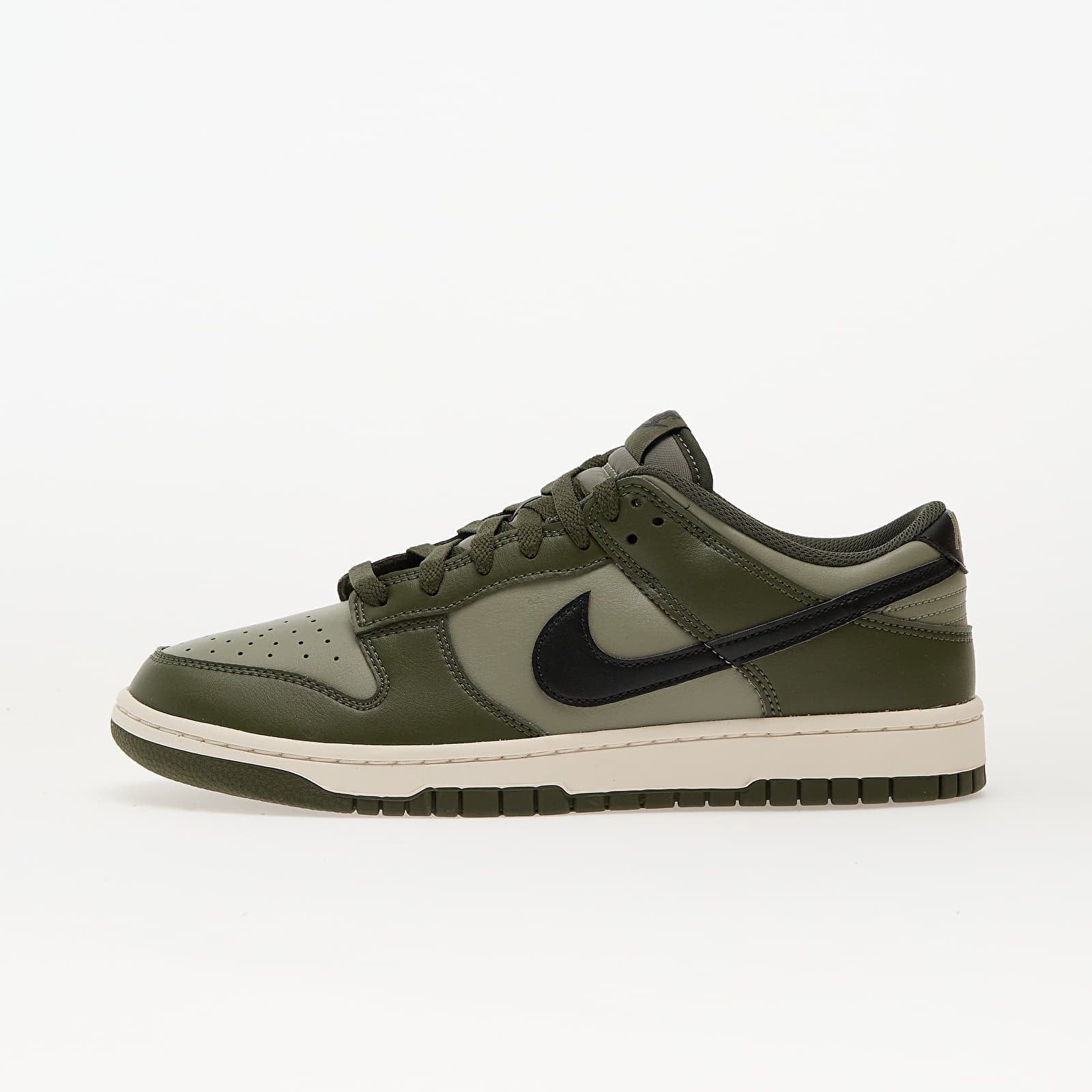 Men's Dunk Low Retro Bttys Sneaker in Khaki/Black/Phantom