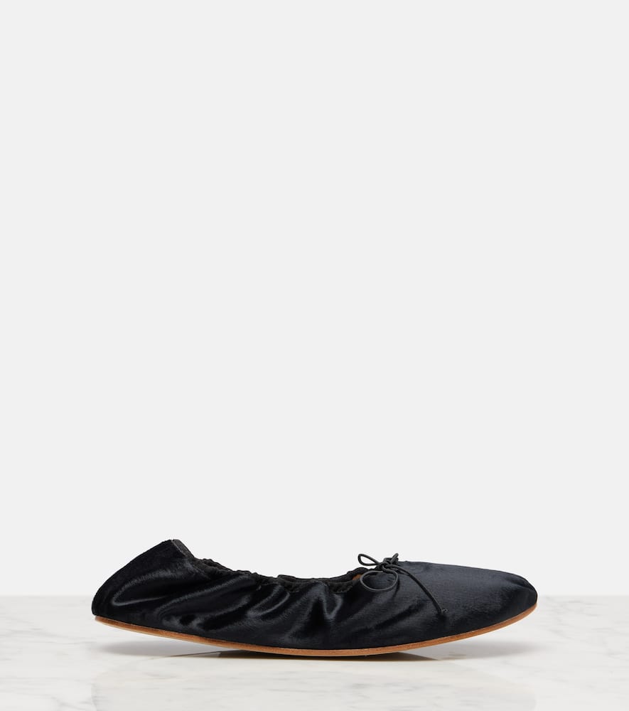 Round velvet ballet flats
