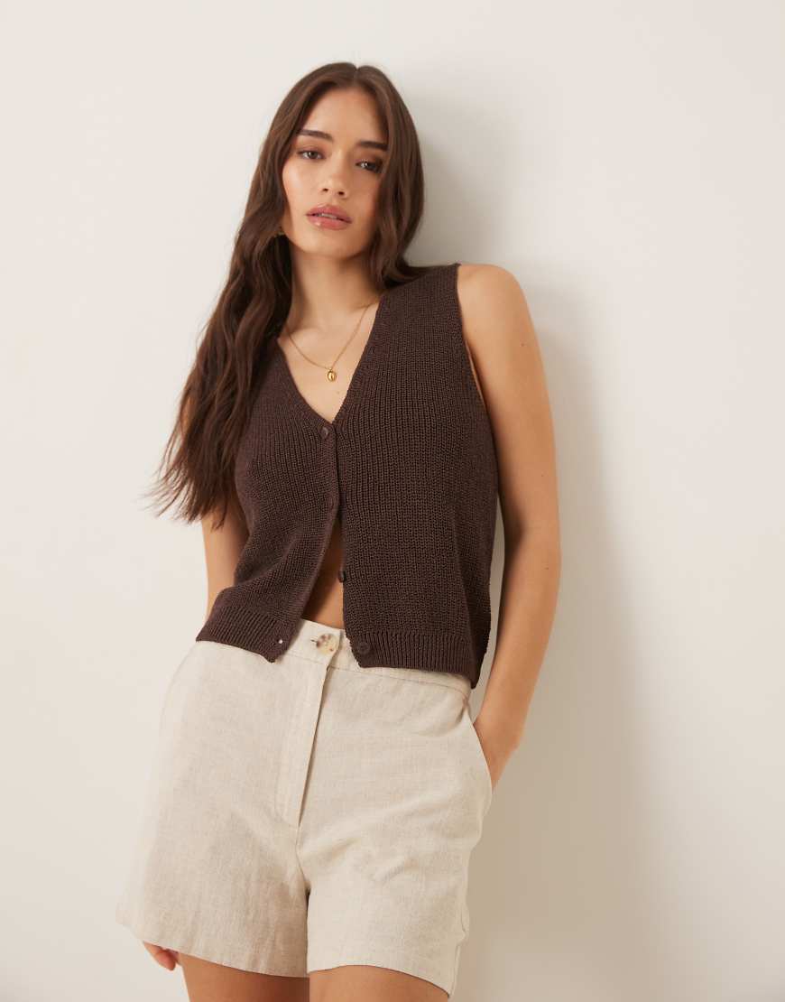Lightweight knitted vest in brown