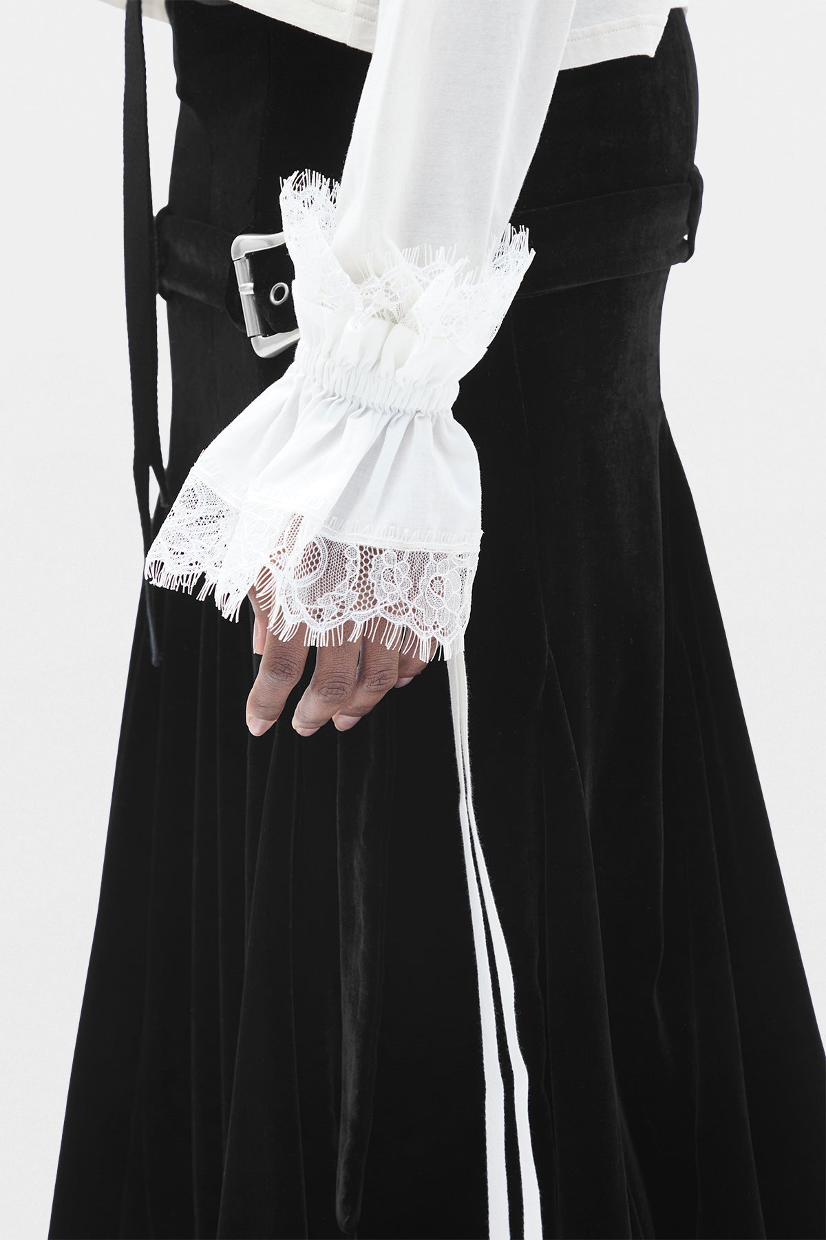 Birte Cuffs With Lace Ruffles