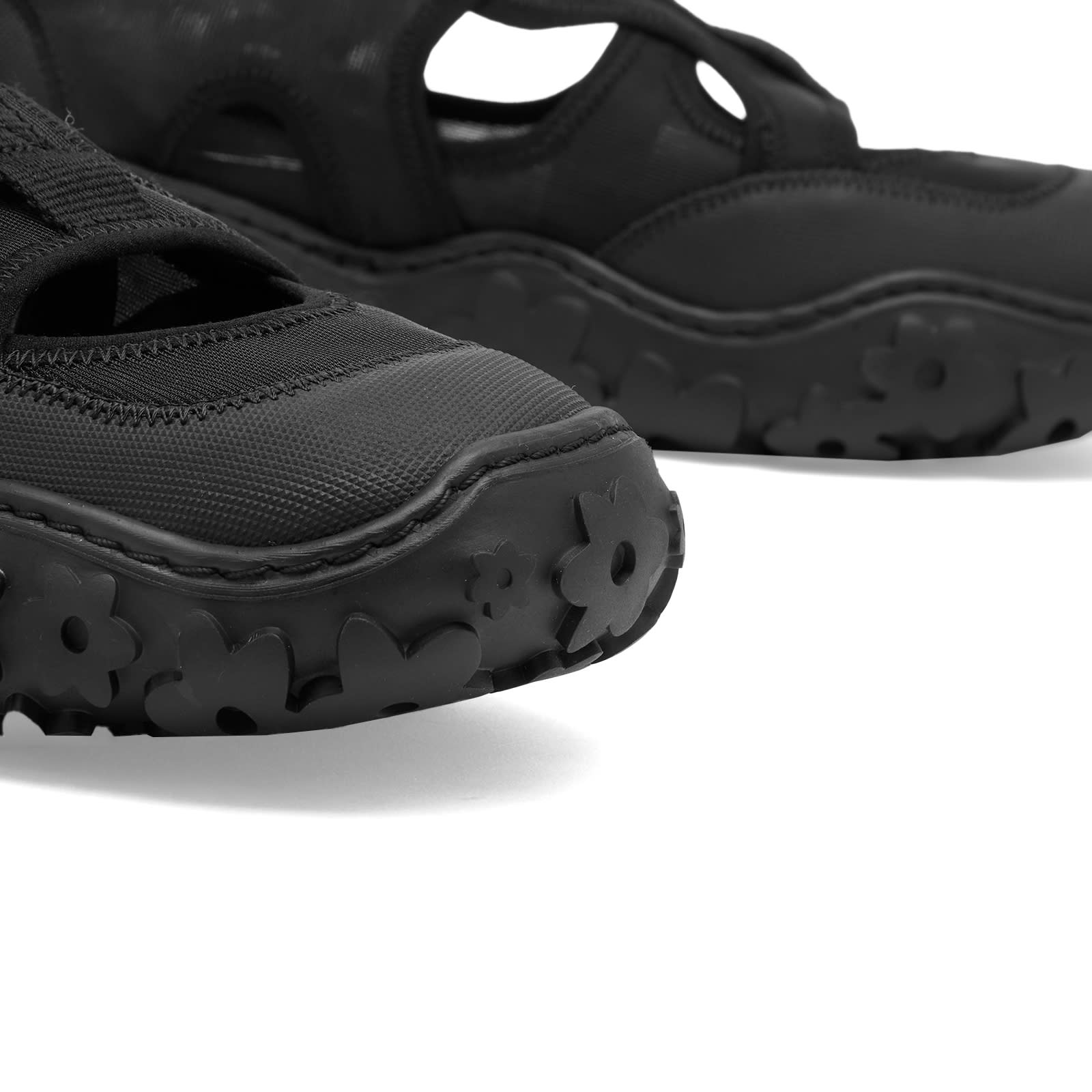 Women's Aria Sneaker in Black