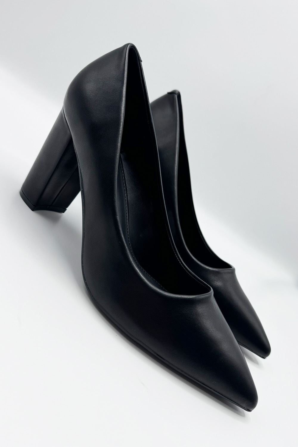 Miss Diva Clara Block Heel Pointed Toe Court Shoes In Black