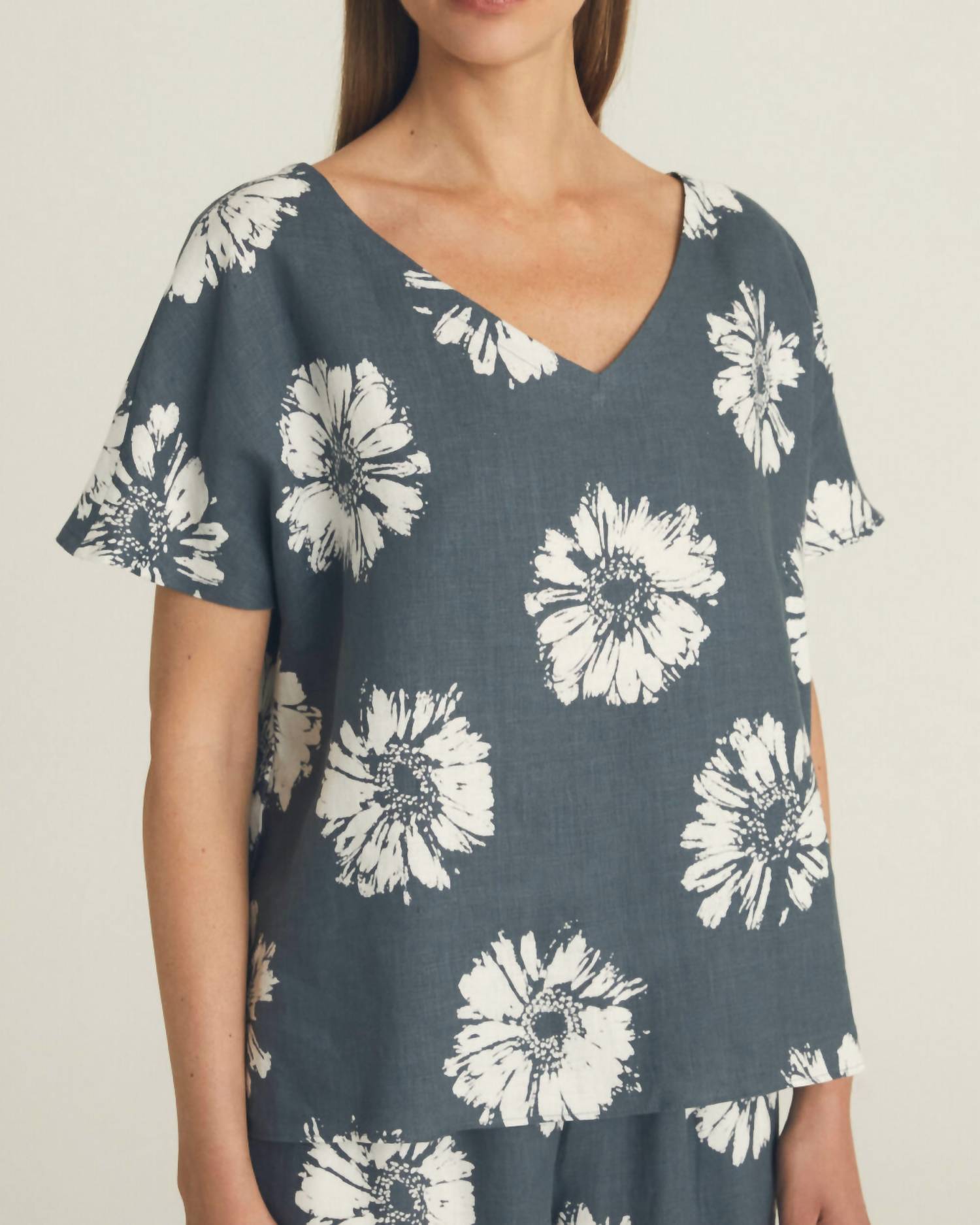 Women's Linen V Neck Top In Anthracite & Off-White