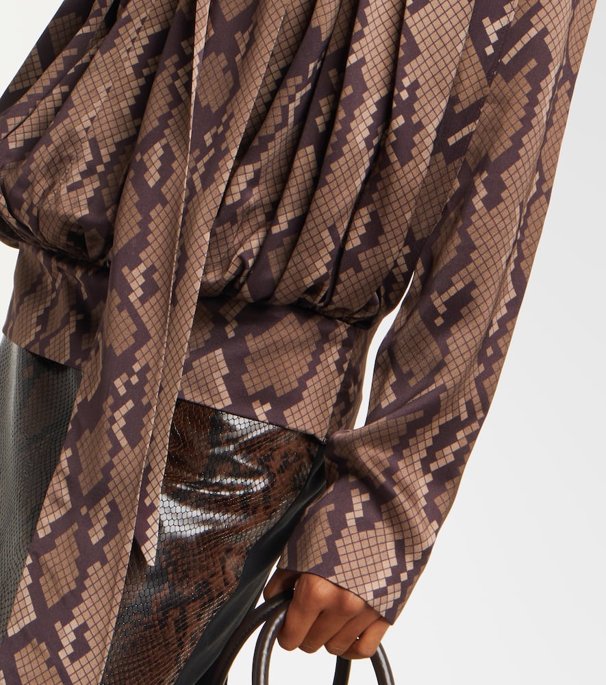Snake-effect top