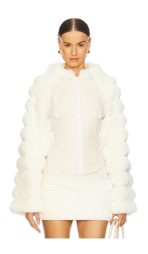 Kim Shui WEBPELZJACKE MIT KAPUZE in Cream. Größe XS. Also in
