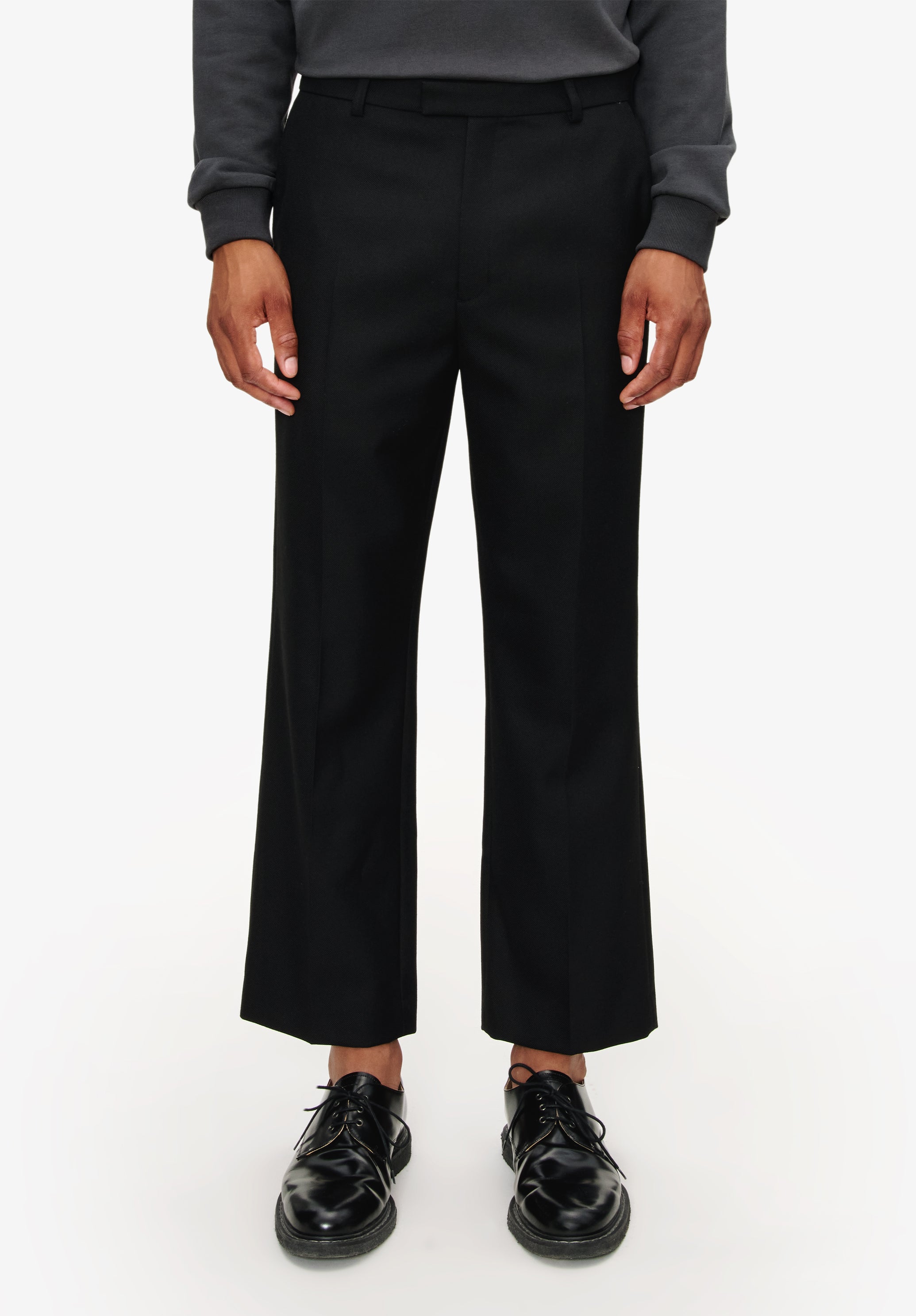 A. P.C. Men's Straight, wide-leg pants with permanent crease Size: 44 in Black