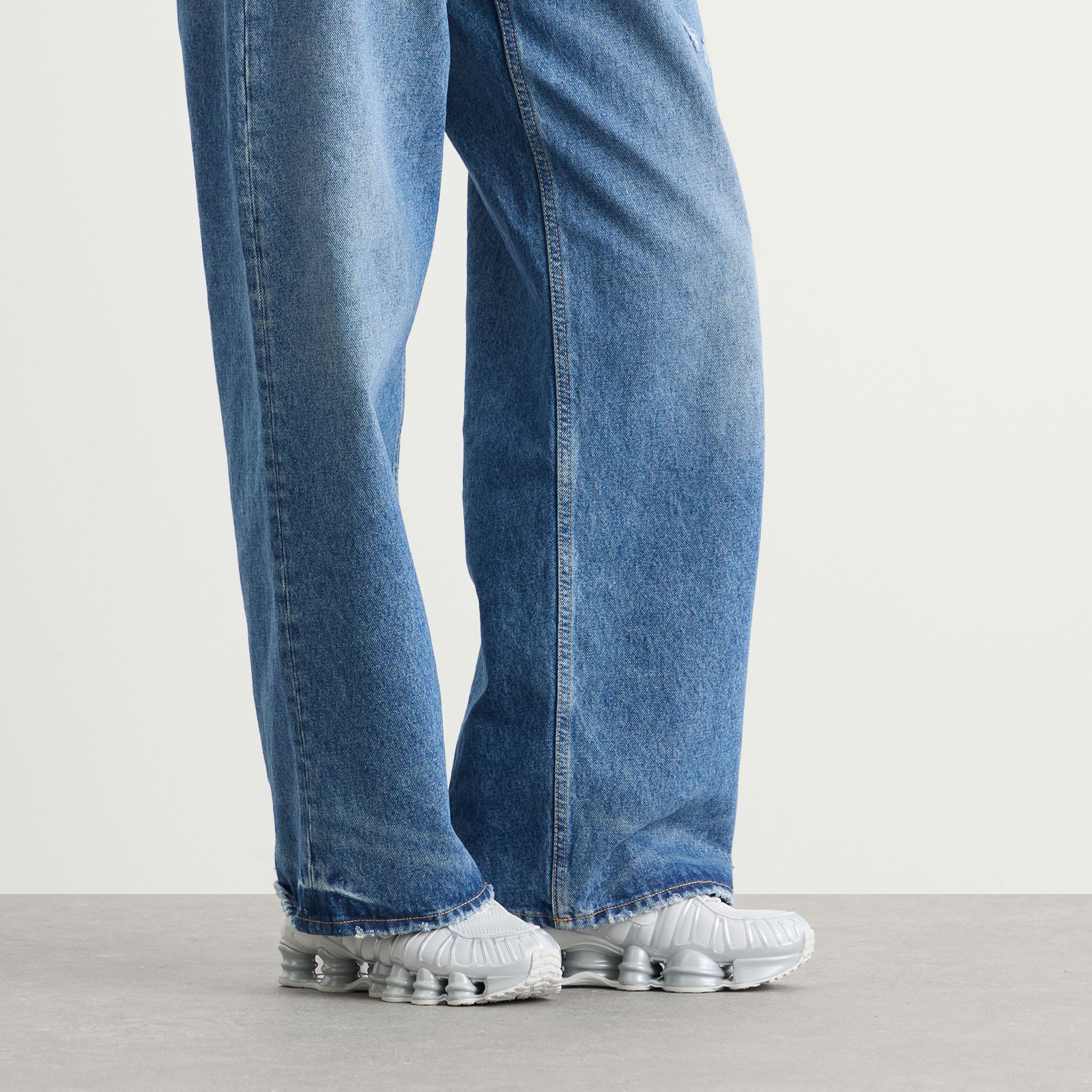 Women's Shox Tl Se Sneaker in Photon Dust/Metalic Silver