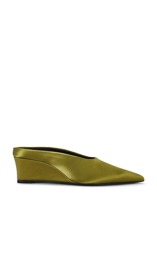 SIMONMILLER Satin Pointed Gala Wedge in Green. 39. Also