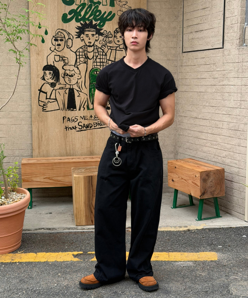 Cropped V-neck short-sleeve t-shirt