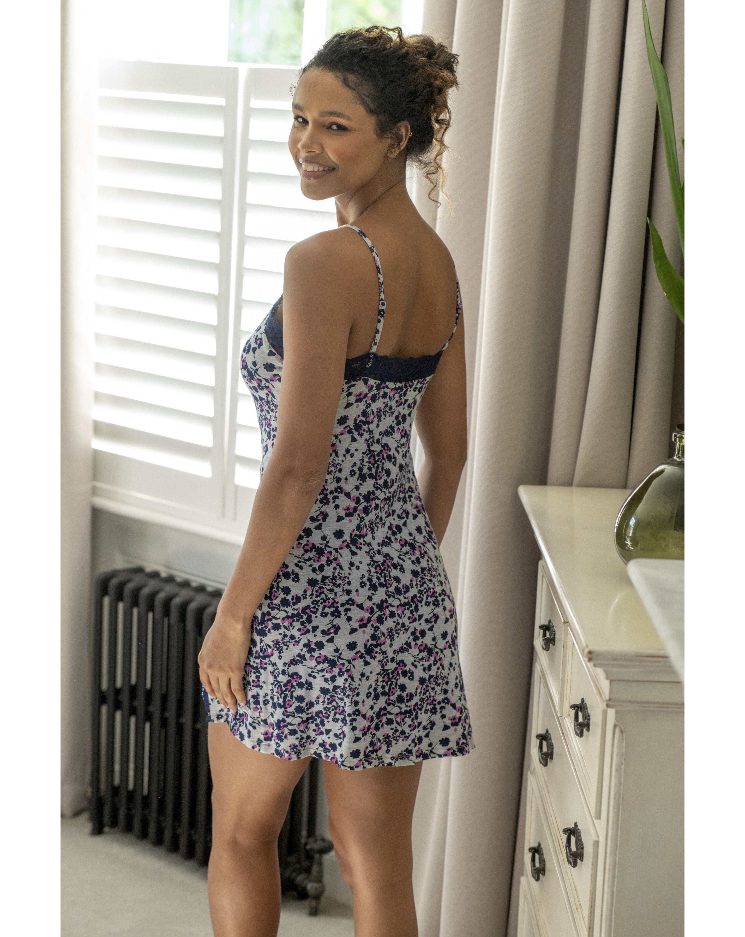 Sofa Loves Lace Hidden Support Chemise