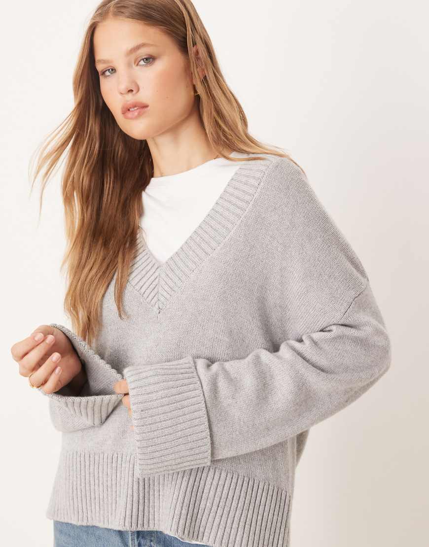 V neck knit sweater with wide sleeves in light heather gray