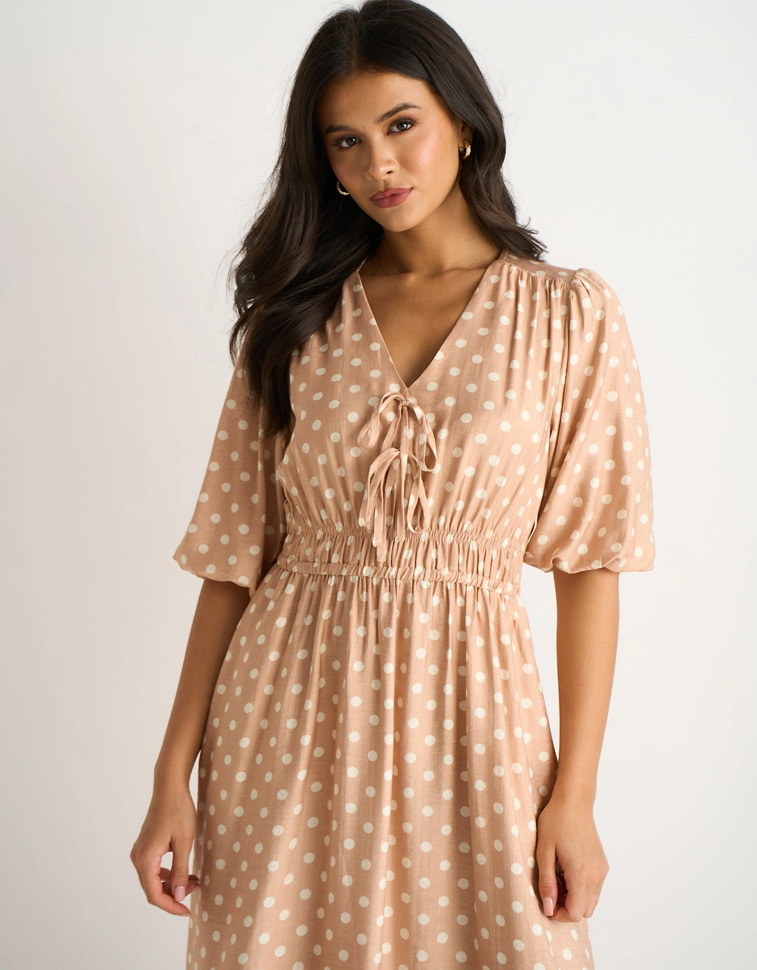 Gini London Women's Oatmeal Spot Print Shirred Waist Shift Midi Dress - Cream/Brown