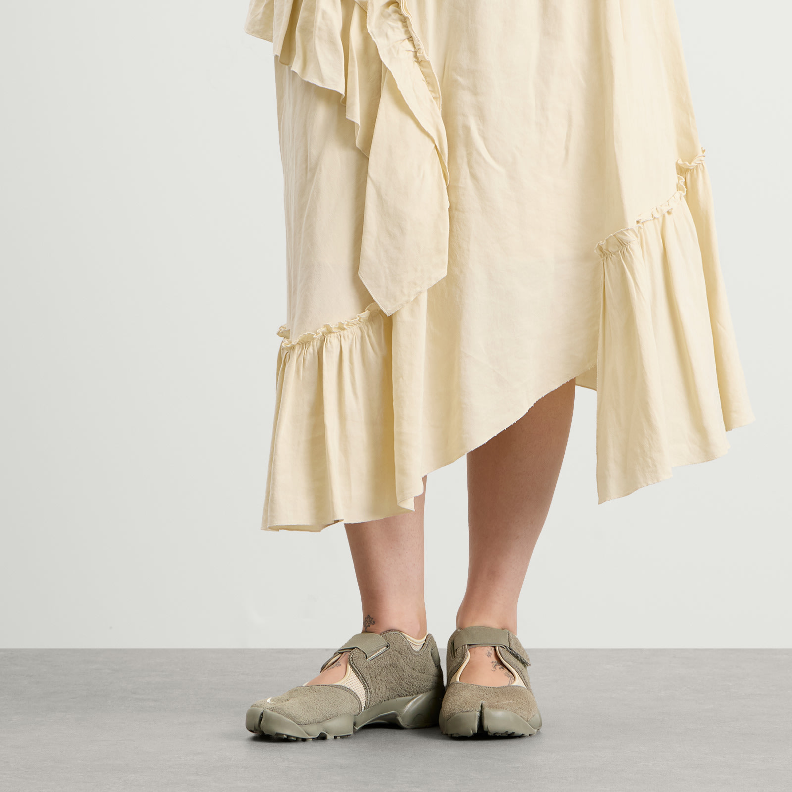 Women's W Air Rift Sneaker in Lightt Khaki/Light Army
