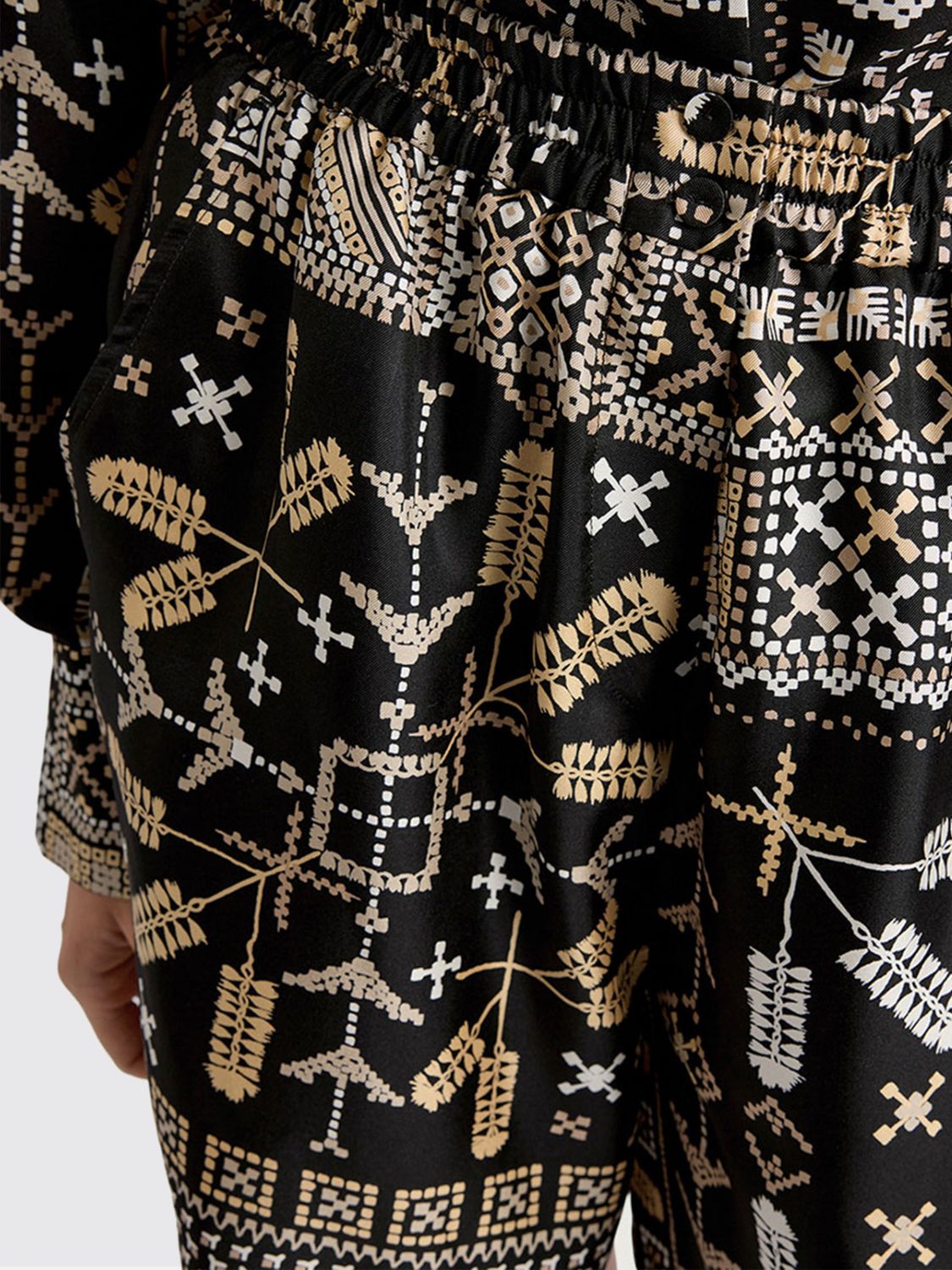 MOMONÌ Shorts Woman color Black