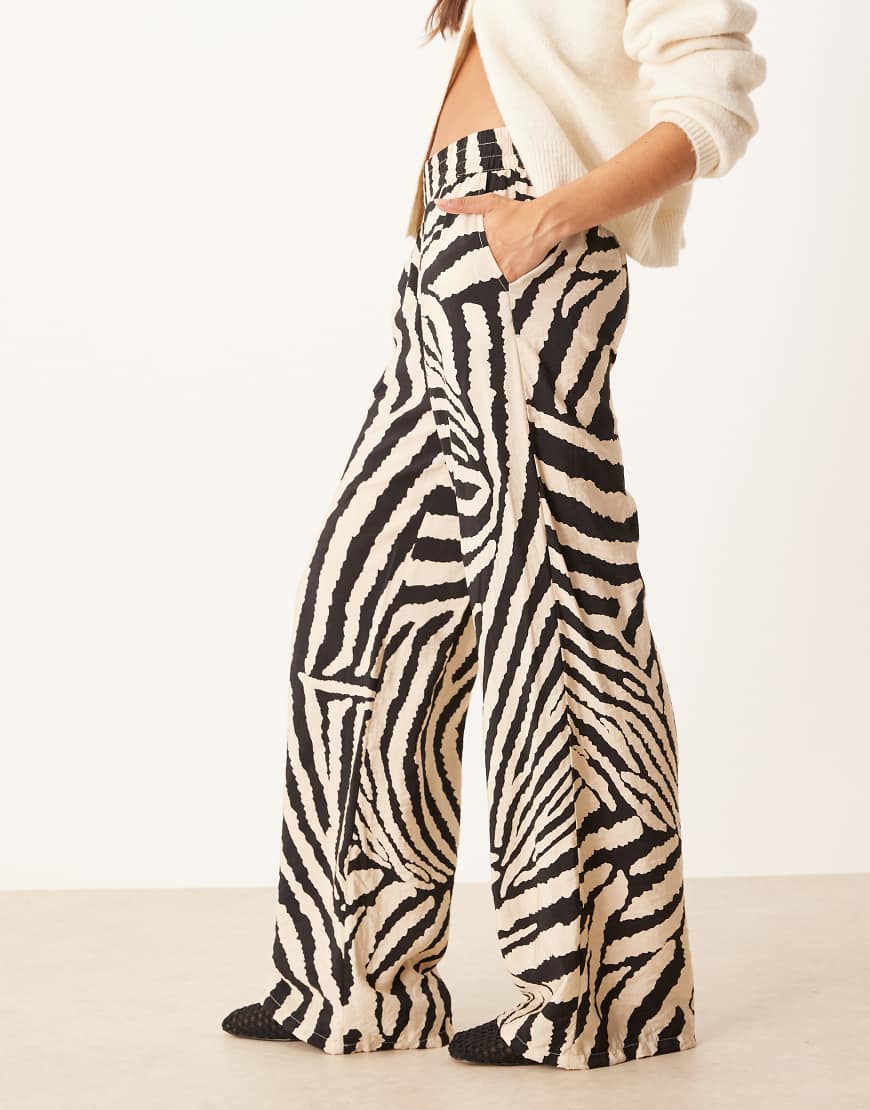 Wide leg trousers in zebra print-Black