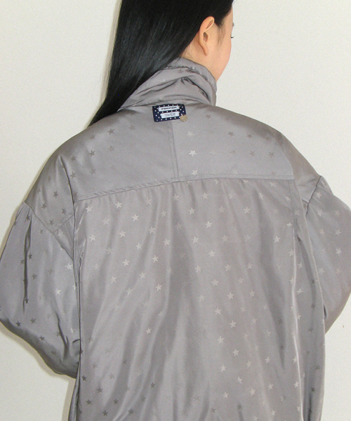 PATTERN SHIRRING POCKET PUFFER JUMPER STAR GREY