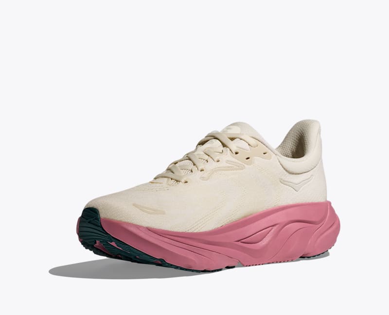 HOKA Women's Arahi 8 Shoes in Alabaster/Lingonberry