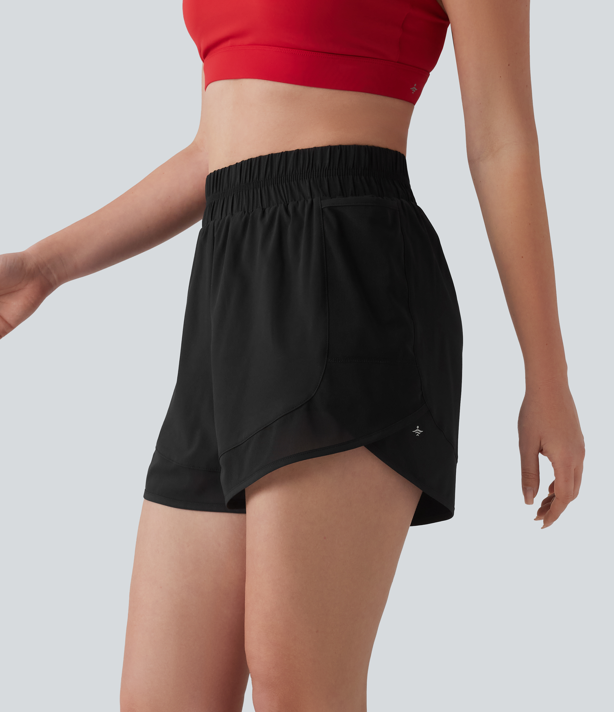 Short ample de yoga Breezeful™ 6,5 cm taille haute à ourlet arrondi avec empiècements en mesh contrastant, séchage rapide et poches - Black