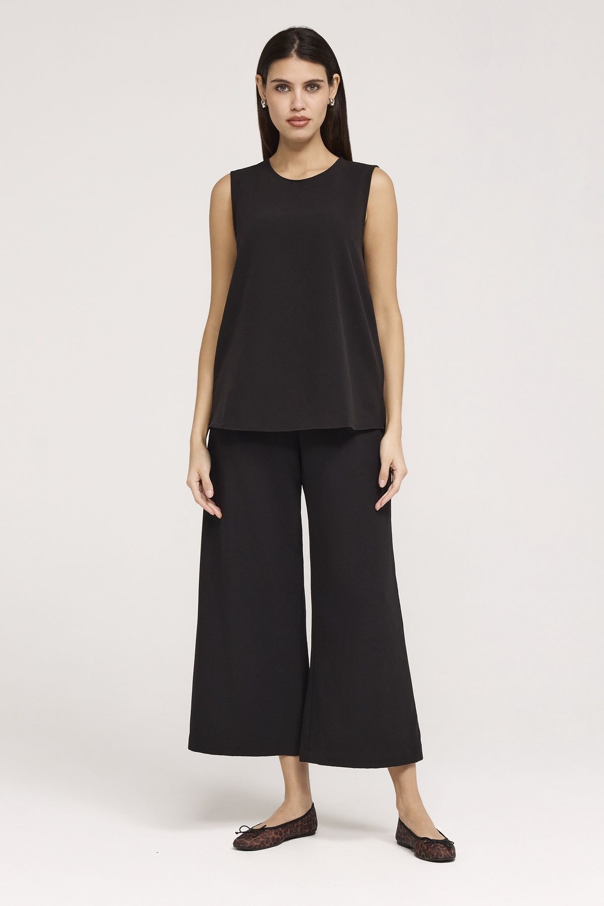 Finery London Women's Vallie Sleeveless Round Neck Vest in Black