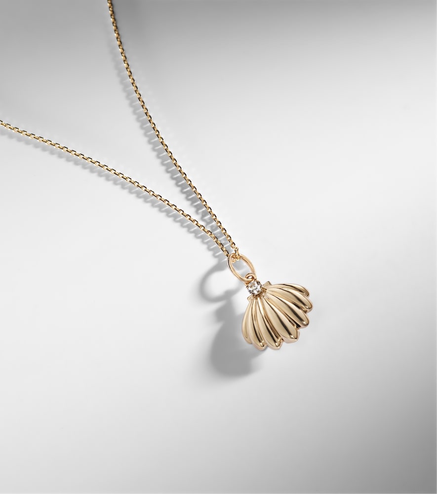 Vintage Scallop Shell 14kt gold necklace with diamonds