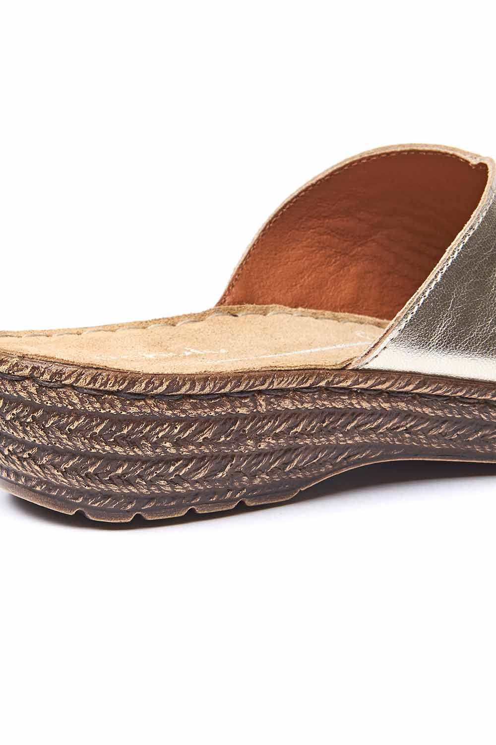 Moshulu Women's 'Seville Metallic' Toe-Loop Comfort Sandals in Metallic Gold