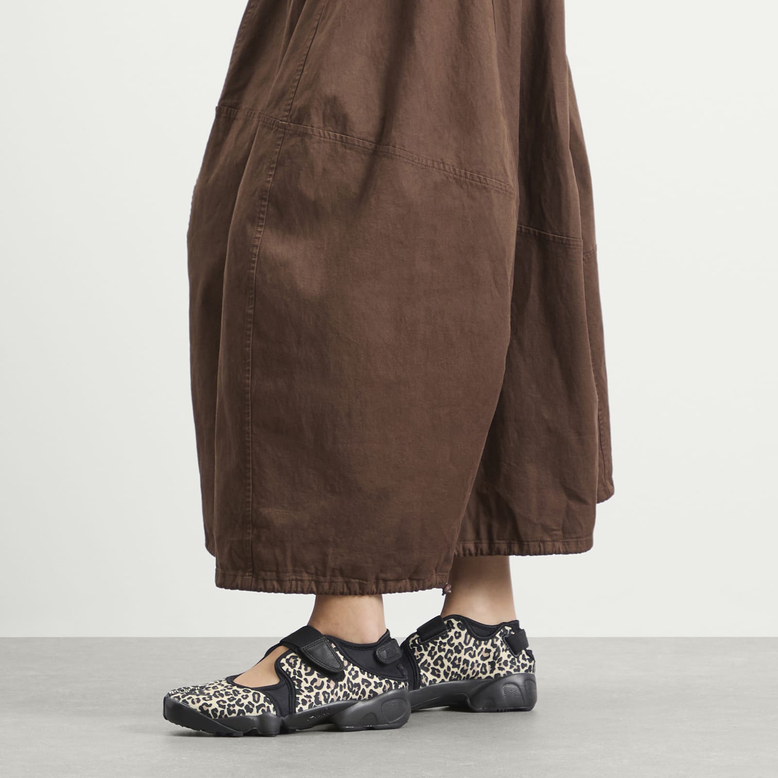 Women's Air Rift XWLPD Sneaker in Black/Hemp